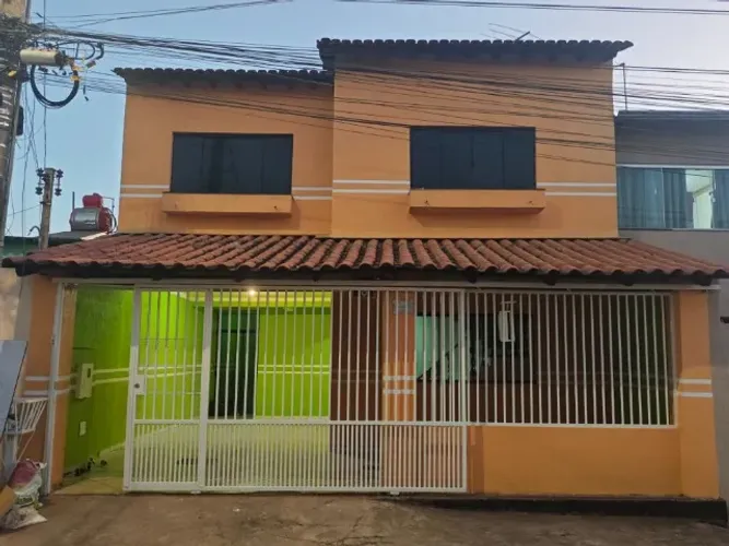 Alugo casa 2 pavimentos, 4 quartos, 2 suítes, churrasqueira, garagem para 2 carros