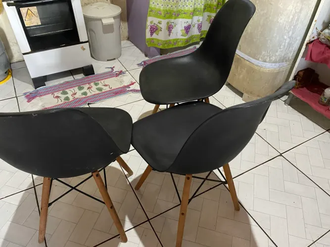 Um conjunto de 3 cadeiras pé de palito da cor preta