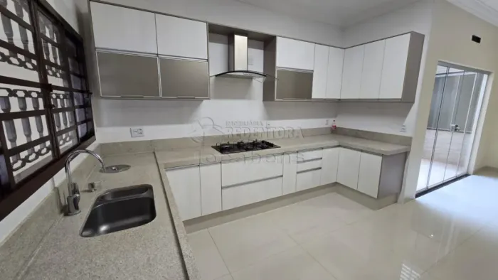 Casa Padrão para Locação com 03 Dormitórios, 01 Tipo Apartamento, 167m² de Construção no b