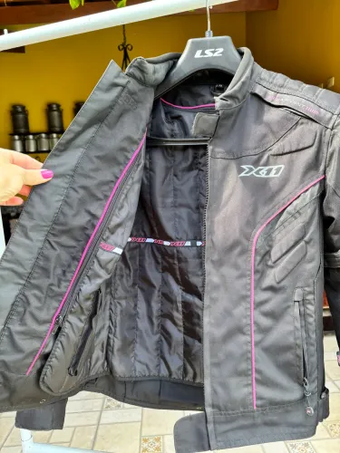 Jaqueta preta com detalhes rosa modelo X11 Iron 2 Feminina