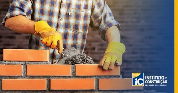 Pedreiro disponível para a sua construção.