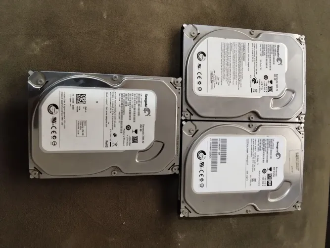 Lote 3 HD SEAGATE BARRACUDA. 2'de 500 gb e 1 de 250gb
