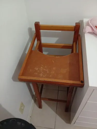 cadeira infantil de alimentação de madeira