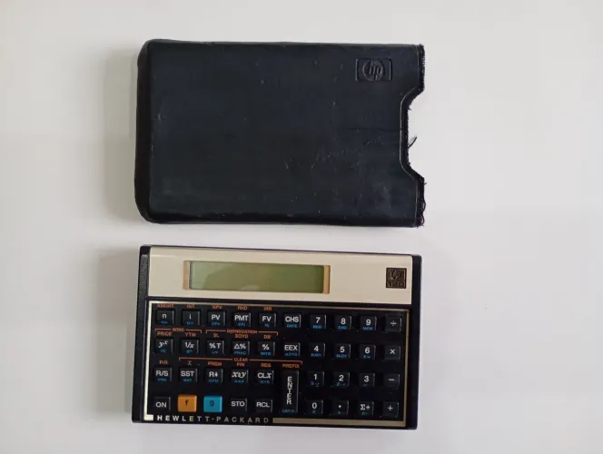 Vendo Calculador HP 12C semi nova 