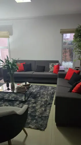 sala estar sofa 3 e 2 lugares  Trevisan recamier detalhes couro tapete felpudo mesa centro