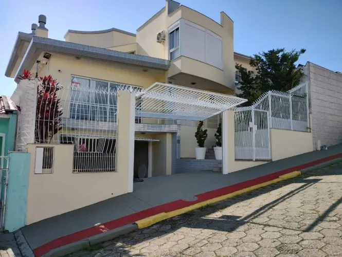 Casa com 03 Dorm. sendo 03 suíte - Capoeiras