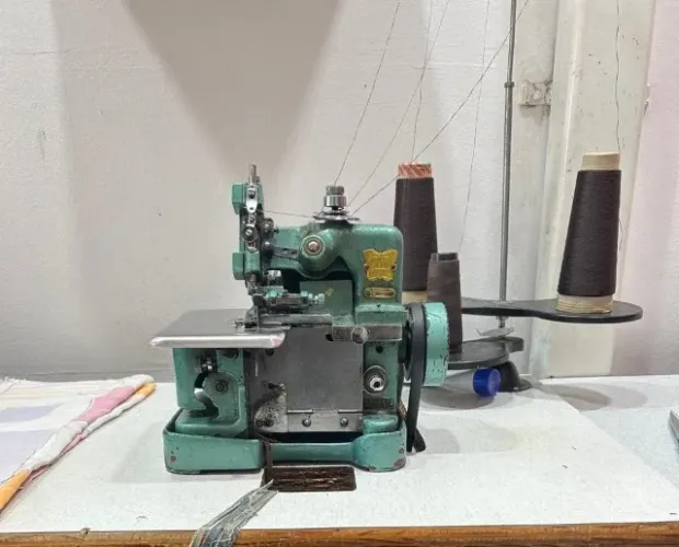 Máquina Overlock Industrial Yamato Antiga - Robusta e Pronta para Trabalhar