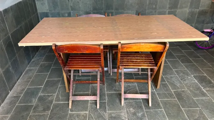 Vende-se mesa de MDF com 4 cadeiras de Madeira