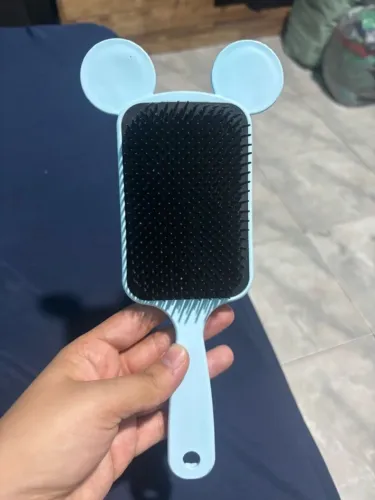 Escova de cabelo azul claro com orelhinhas