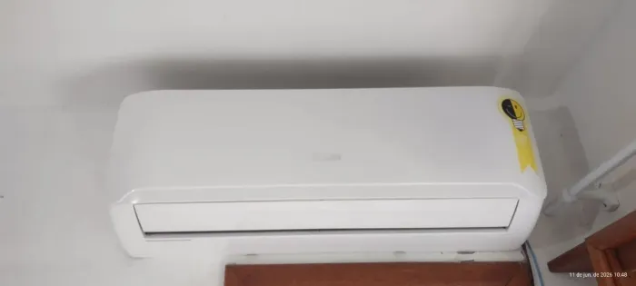 Vendo ar condicionado elgin 12000btus, quente) frio. Têm que desinstalar