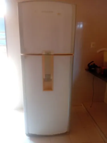 Uma Geladeira usada Grande. Venda rápida.