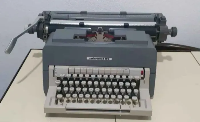 Máquina de Escrever - Olivetti-Underwood 198