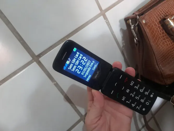 Vendo este celular para pessoas idosas semi-novo com nota fiscal