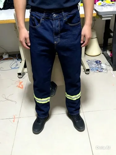 CALÇA JEANS COM ELASTANO COM FAIXAS REFLETIVAS<br>