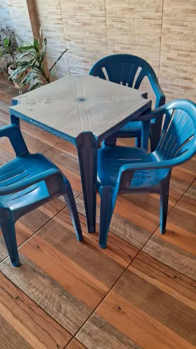 Mesa plástico usada com 3 cadeiras