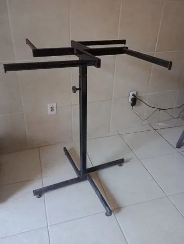 Varal expositor de roupas em ferro