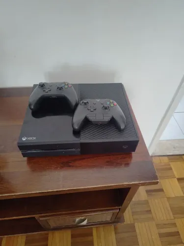 Xbox One Fat + 2 controles + 7 jogos