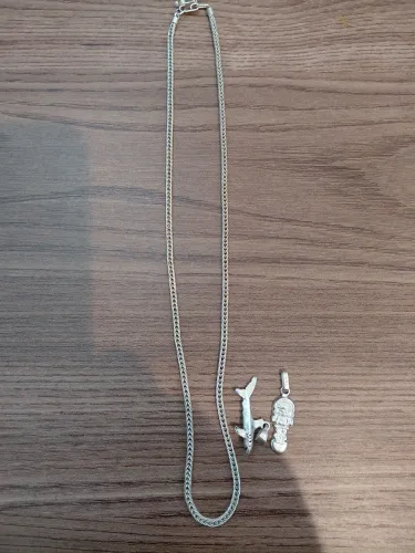 Cordão de prata e pingentes