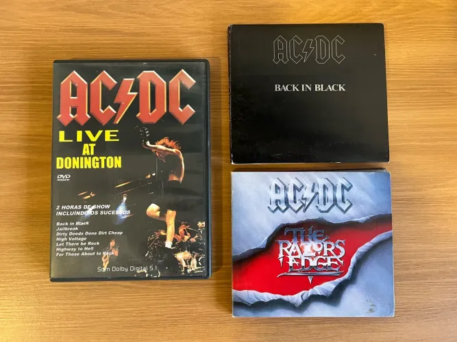 Coleção de CDs e DVD da banda AC DC