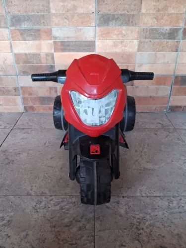 Vendo Motinha elétrica infantil - precisa trocar a bateria