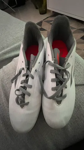 chuteira society Adidas X Speedflow.4 nas cores branco e cinza