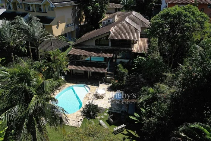 Casa em condomínio com vista permanente para área verde