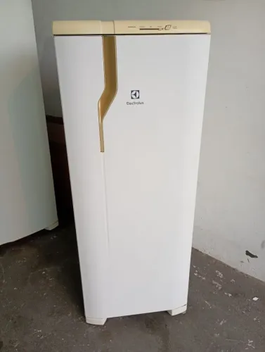 Geladeira Eletrolux gelo seco 110 vts