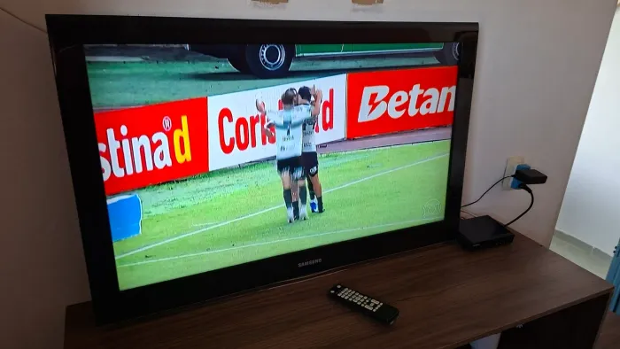 Vende se tv 40 pol ótima imagem som tudo !!Samsung 40 pol ja vem com conversor!