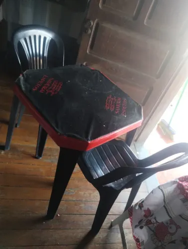 Mesa de plástico com 2 cadeiras
