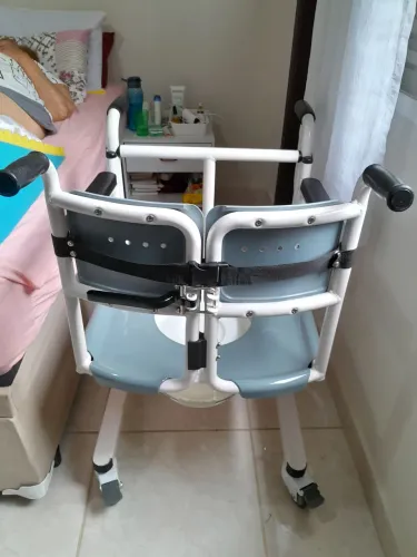 Cadeira de banho e transferência para idosos e acamados