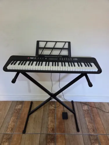 Teclado Kobe KB-300 61 Teclas Sensitivas | Suporte + Pedal Sustain
