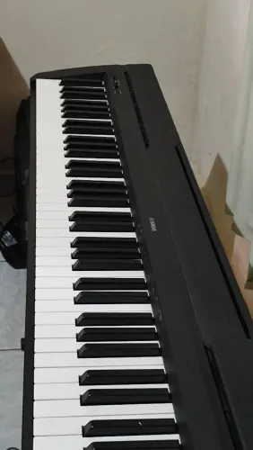 Piano digital Yamaha P45 - Ótimo estado