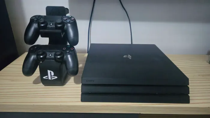 PS4 PRO + 2 CONTROLES (ACOMPANHA SUPORTE)