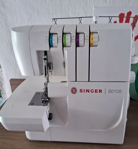 Máquina overlock singer S0105