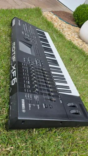 Teclado Motif XF6