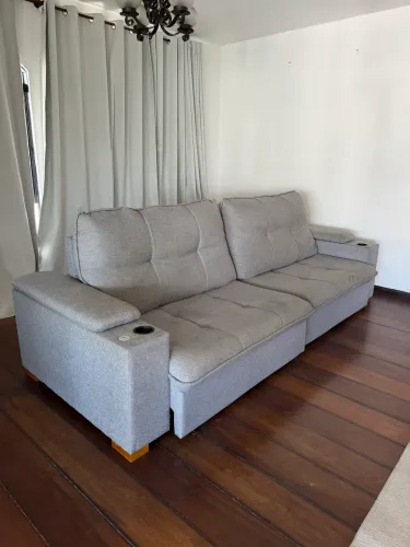 Sofá Retrátil e Reclinável 4 Lugares Cinza com USB e Porta-Copos