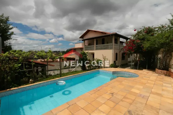 Casa em Avenida Doutor Cristiano Guimarães - Planalto - Belo Horizonte/MG
