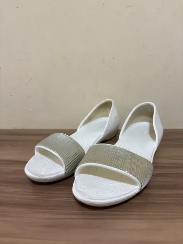 Sapatilha rasteirinha Crocs branca w9 tamanho 38 brilho prata