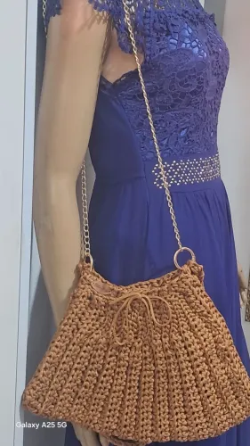 Bolsa artesanal feita à mão de crochê