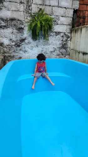 Vendo piscina pra uma amigo