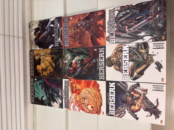 9 Volumes do mangá Berserk em Excelente estado.