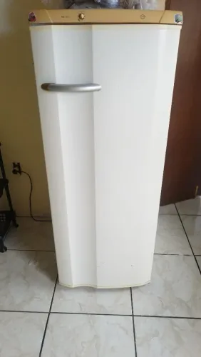 Vendo geladeira,mesa 4 cadeira,tv smart 32 polegadas.