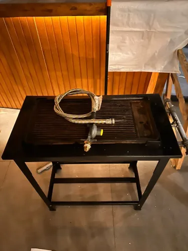 Churrasqueira a Gás com Estrutura Metálica