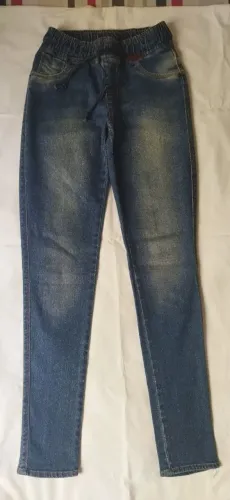 Calça jeans infanto juvenil.