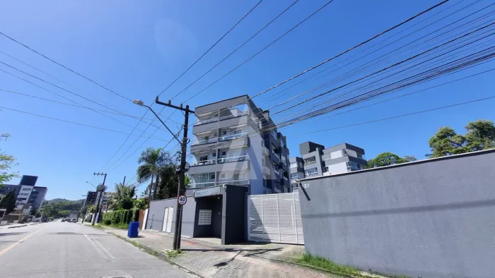 Apartamento mobiliado com 2 quartos, sacada com churrasqueira, e 1 vaga de garagem no Sagu