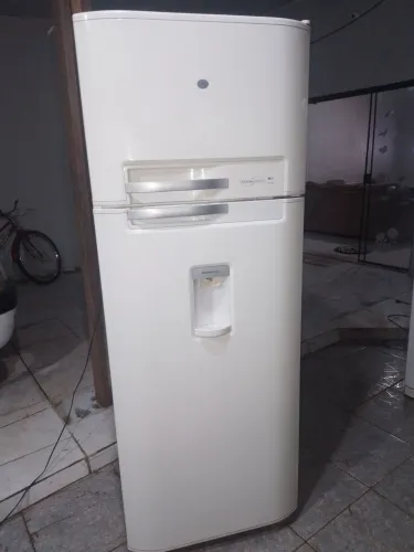 Geladeira dúplex eletrlux TF51 gelo seco funciona normal 430 litros.