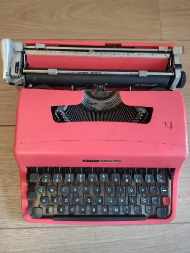 Maquina de Escrever Olivetti Vermelha