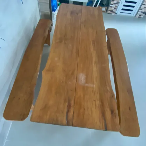 Uma mesa com bancos de Angeli