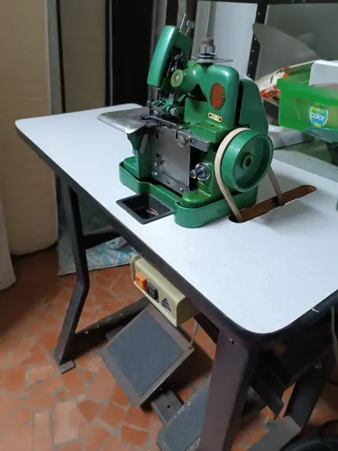 Máquina de costura overclock
