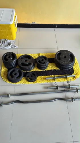 100 kg em anilhas + barra w, barra reta, e duas barras para halteres 